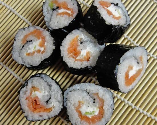Smoked Salmon Roll (Smoked Salmon, Avocado, Cream Cheese)